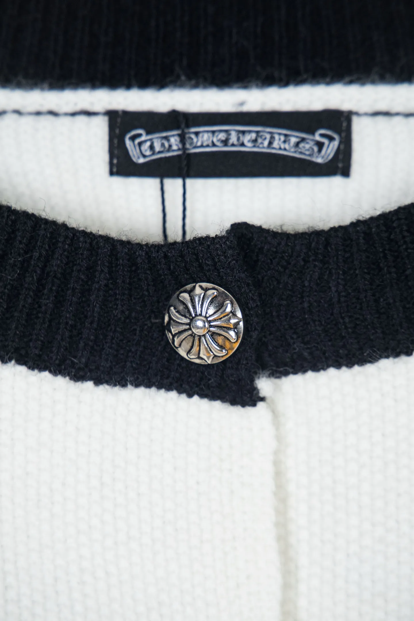 P300 ChromeHearts popular Chrome Hearts CH Sanskrit horseshoe cross embroidered button cardigan jacket raglan sleeve sweater, contrasting color splicing raglan round neck knitted sweater, unique knitting texture, soft and skin-friendly, classic pattern embroidery on the front and back. Retro chic. The contrasting color raglan sleeve design and the thick stitching craftsmanship at the joints make it look great when worn alone or layered! The fit is loose and slimming! Fashionable patchwork colored sweater, colorfully intertwined, with clear layers, warm and slimming. Whether worn alone or layered, you can easily control various styles and show your personal charm. The raglan sleeves are shoulder-width in contrasting colors and have ultra-detailed embroidery on the front and back, giving it a casual street feel. It looks great when worn alone! The sleeves are designed with contrasting colors and seams, and the round neck style reveals the neck and flatters the face shape! Wool blend knitted fabric, soft, comfortable and warm to the touch. Contrasting color design➕Loose fit, not flattering on your body shape and slimming, not to mention how easy it is to wear! Basic, versatile and fashionable classic! Black and white are versatile! Black and gray high-end! Couples get involved!  Color: black and white/black gray Size: S~M~L